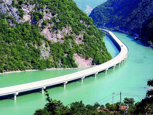 Кинески ауто-пут четири и по километра преко реке