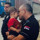 Ко је полицајац који грли сиријског дечака?