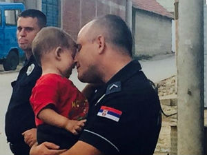 Ко је полицајац који грли сиријског дечака?