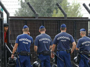 AП: Мађарски полицајац пустио пса на избеглицу