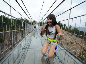 Кинези направили најдужи стаклени мост! 