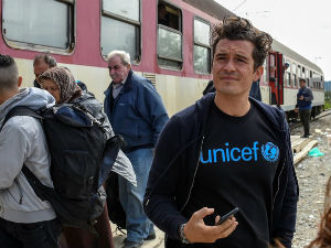 Орландо Блум са сиријским избеглицама у Македонији