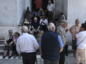 Протест против смањења пензија у Атини
