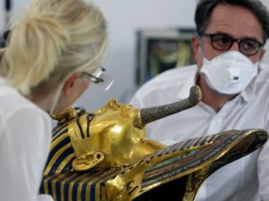 „Уради сам“ поправка Тутанкамонове маске задаје главобоље рестаураторима