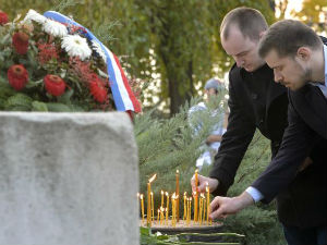 Пале се свеће испред Споменика захвалности Француској