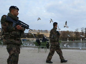 Париз, од напада ухапшено скоро 300 особа