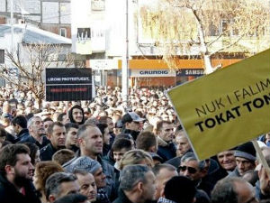 Протест у Пећи, Харадинај зове Америку у помоћ