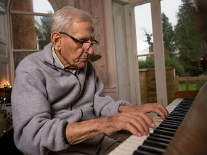 Да се не би досађивао, 95-годишњак оформио џез групу