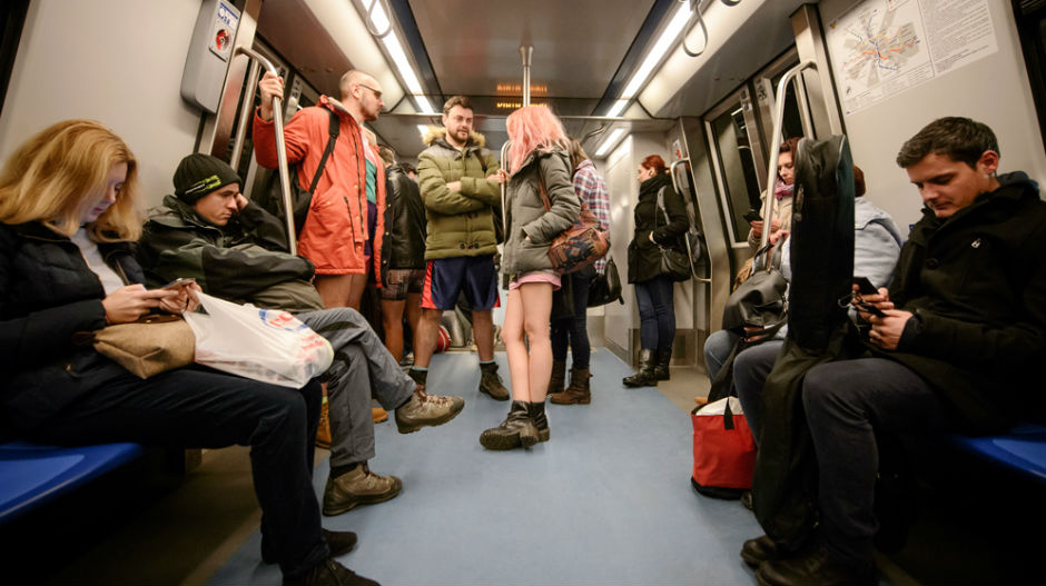 Без панталона у метро!