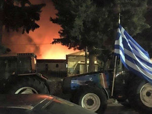 Грчка, запаљене бивше касарне намењене избеглицама