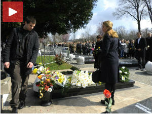 Цвеће и свеће у знак сећања на Зорана Ђинђића