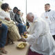 Папа на Велики четвртак опрао ноге мигрантима
