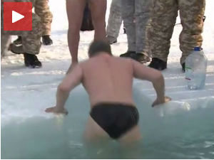 Руски војници отворили сезону купања на Арктику
