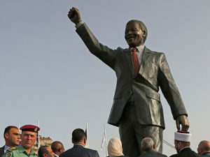 Палестинци добили статуу Манделе високу шест метара