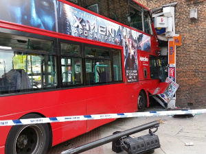 Лондон, дабл-декер  ударио у јувелирницу, 17 повређених