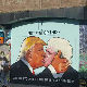 „Страствени пољубац“ Трампа и Џонсона на згради у Бристолу