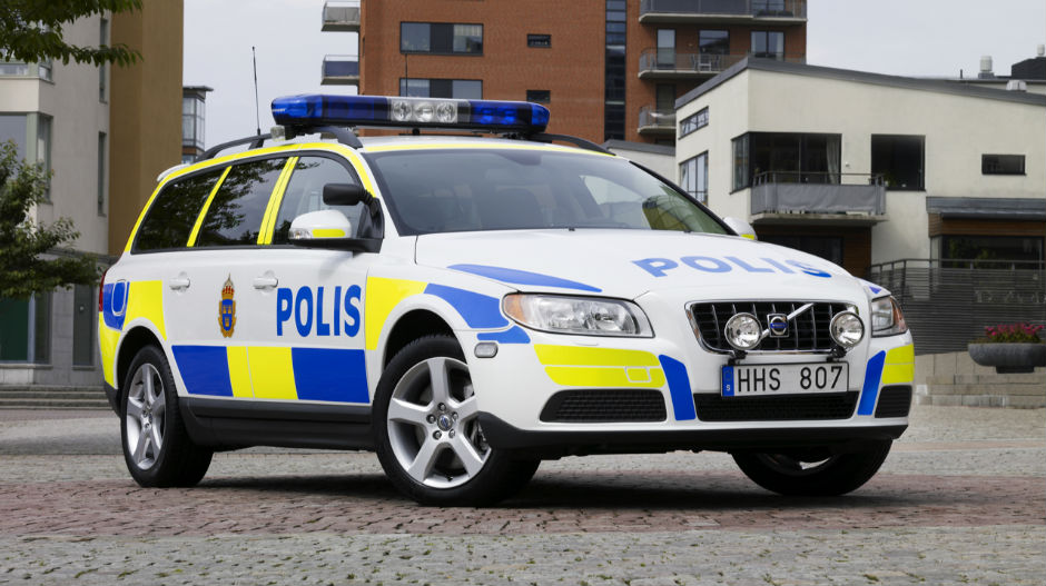 Шведска полиција: Повуците ручну ако водите љубав у аутомобилу!