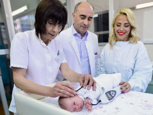 Породилиште у Земуну добило апарат за проверу слуха код беба