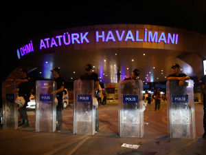 Тринаесторо оптужено за напад на аеродром у Истанбулу