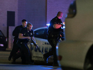 Пет полицајаца убијено из снајпера у Даласу