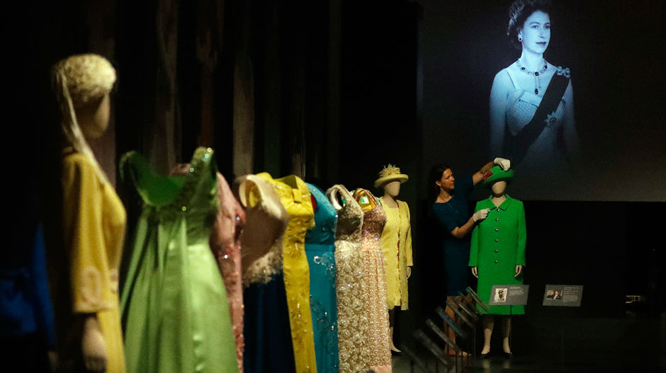 Легендарне краљичине хаљине изложене у Бакингемској палати