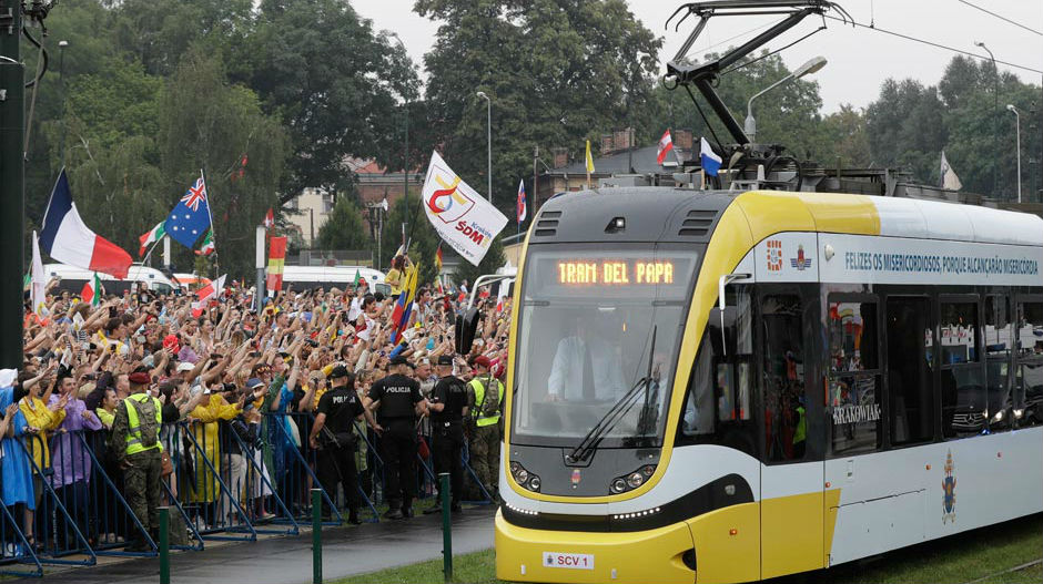 Папа се провозао трамвајем у Кракову