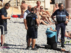 Полиција натерала жену на плажи да скине буркини