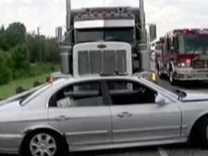 Камионџија се изненадио када је открио да гура аутомобил ауто-путем
