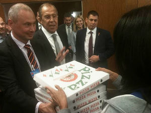 Лавров новинарима: Пицу су вам дали представници САД, а вотка вам је поклон од Руса!