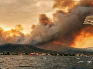Букте пожари на Тасосу, евакуисана два села