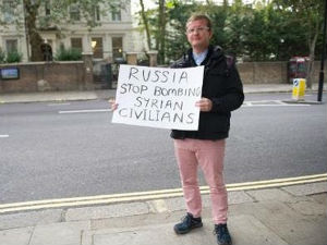 Борис Џонсон заказао протест, дошао само један демонстрант