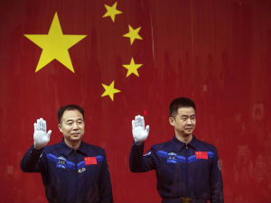 Кина сутра шаље два астронаута у свемир