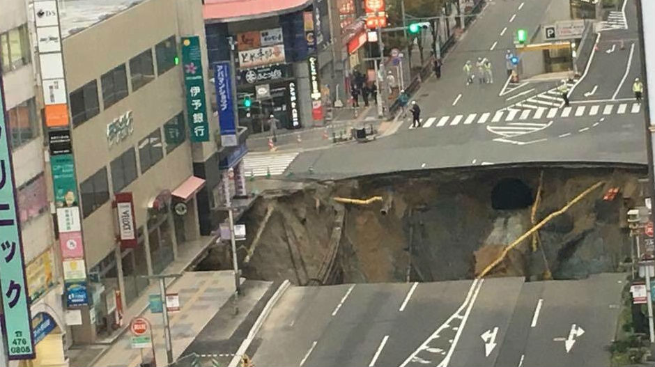 Огромна рупа „прогутала“ део улице у јапанском граду