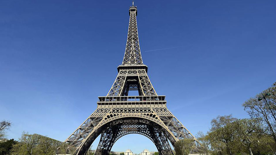 Део степеништа Ајфелове куле продат за пола милиона евра!