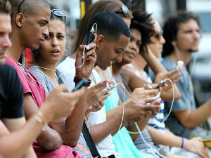 Кубу чека бржи интернет
