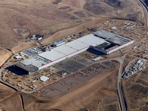 „Тесла моторс“ започео масовну производњу у фабрици „Гигафектори“