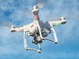 Више од 100 људи у Србији легално управља дроновима