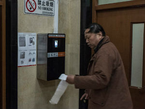 Кина, обрачун робота са крадљивцима тоалет-папира