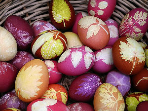 Прави избор за ускршња јаја ипак природне боје – луковина, цвекла, спанаћ
