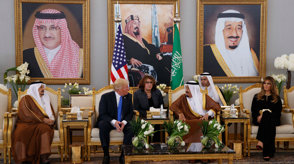 Трамп у Ријаду – кафa са саудијским краљем Салмaном