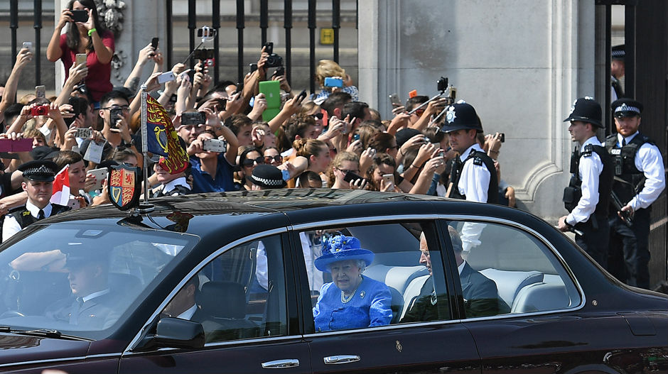 Краљица Елизабета пријављена полицији јер није везала појас