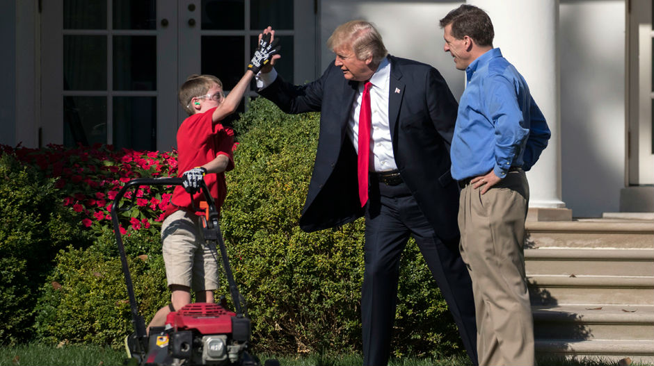  Дечак покосио траву испред Беле куће, Трамп га похвалио