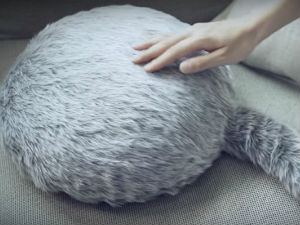 Јапанци направили јастук који имитира љубимца када га мазите