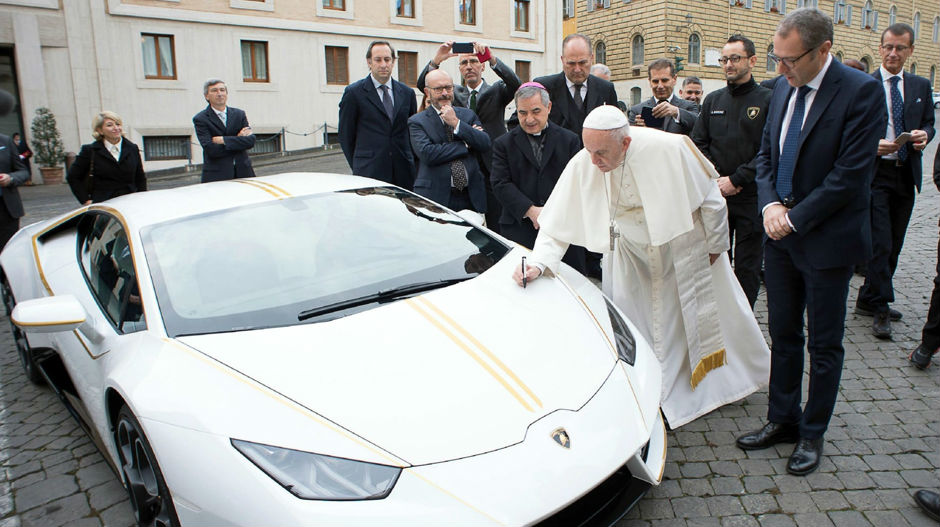 Папа продаје освештани „ламборгини“ 