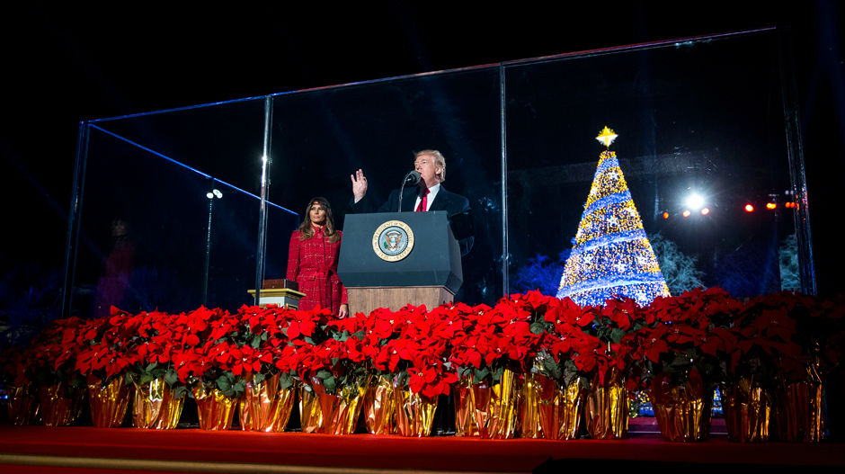 Трамп и Меланија упалили осветљење на новогодишњој јелци
