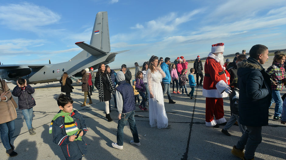 Деда Мраз и Добра Вила на Војном аеродрому делили пакетиће