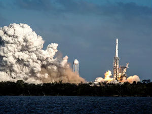 „Спејс икс“ лансирао ракету која треба да носи људе на Месец и Марс