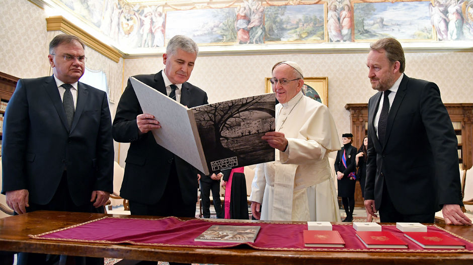 Папа добио књигу насталу по Андрићевим описима мостова