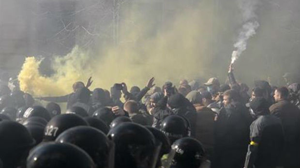 Ултрадесничари јуришали на Порошенка, сукоб са полицијом