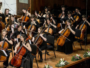 Гудачи у галерији: Велики оркестар школе за таленте у Ћуприји 